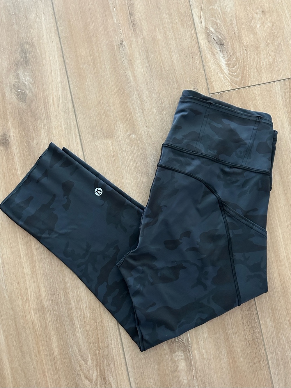 Worn once - LULULEMON Fast and Free Running Crop Pocketed Leggings in Camo - Picture 2 of 11
